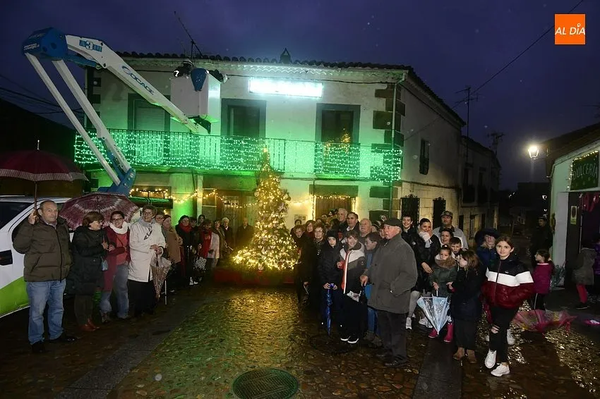 Foto 9 - Iberdrola ilumina el &aacute;rbol de Navidad de la Asociaci&oacute;n Damajuanas de Fuenteguinaldo