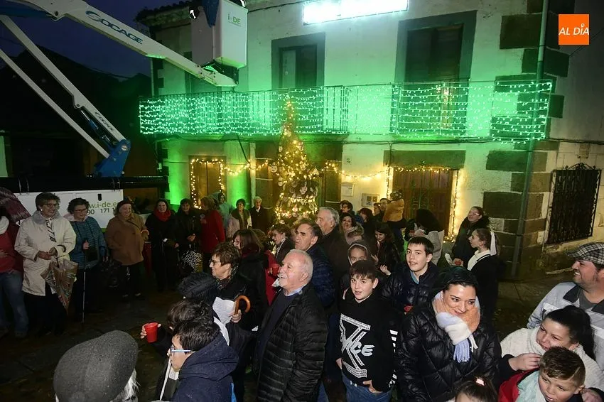 Foto 10 - Iberdrola ilumina el &aacute;rbol de Navidad de la Asociaci&oacute;n Damajuanas de Fuenteguinaldo