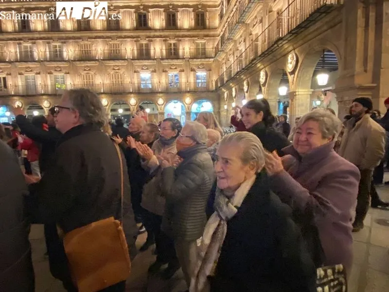Mayores de la residencia Arapiles, en el encendido navideño de la Plaza Mayor de Salamanca. Fotos: Vanesa Martins