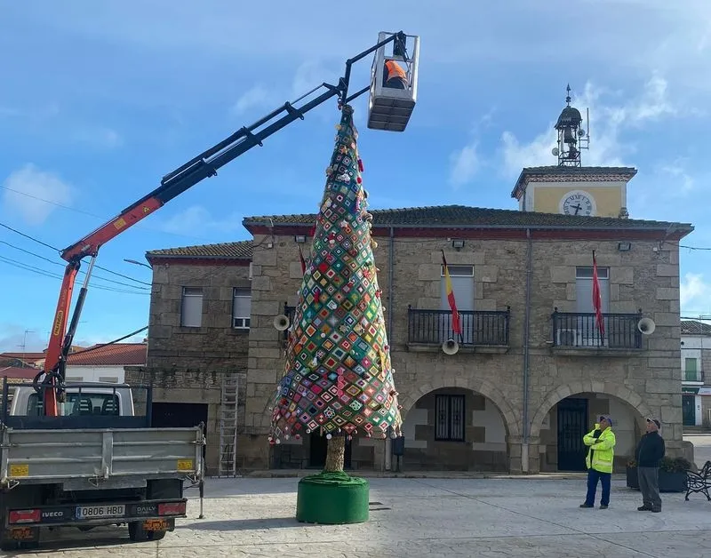 Un año más la Plaza de Barruecopardo lucirá el árbol de Navidad realizado por la Asociación de Mujeres