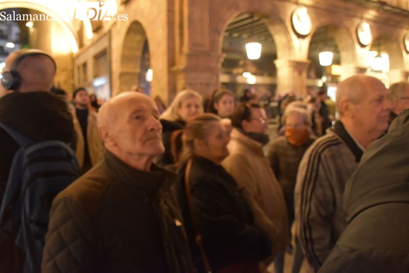 Mayores de la residencia Arapiles, en el encendido navideño de la Plaza Mayor de Salamanca. Fotos: Vanesa Martins