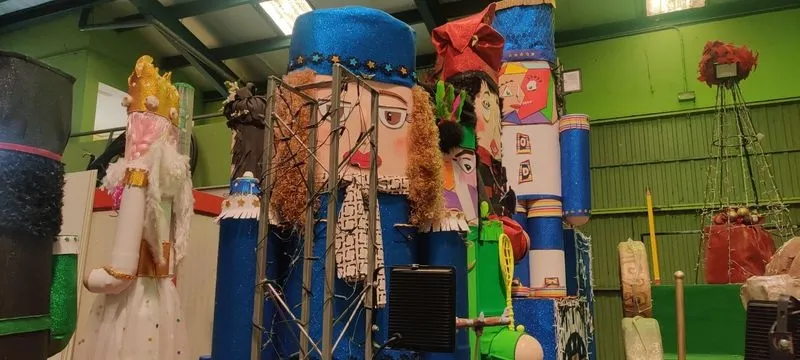 Imágenes de los detalles de la cabalgata y la concejala de Fiestas, Silvia González