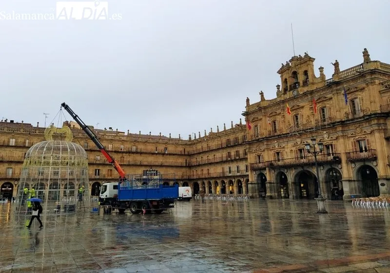 Montaje de la campana navideña en la Plaza Mayor, esta misma mañana. Foto de David Sañudo