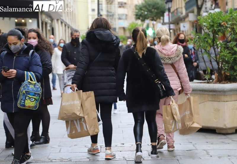 Viandantes de compras en el centro de Salamanca. Foto de archivo