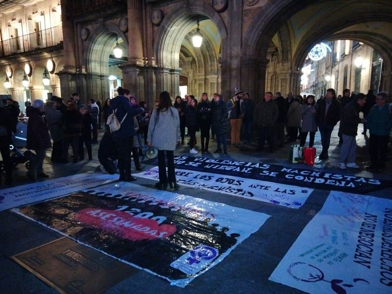 Concentración en la Plaza Mayor de Salamanca en la noche de este viernes ante el aumento de los asesinatos machistas. Foto: @movfeministasa