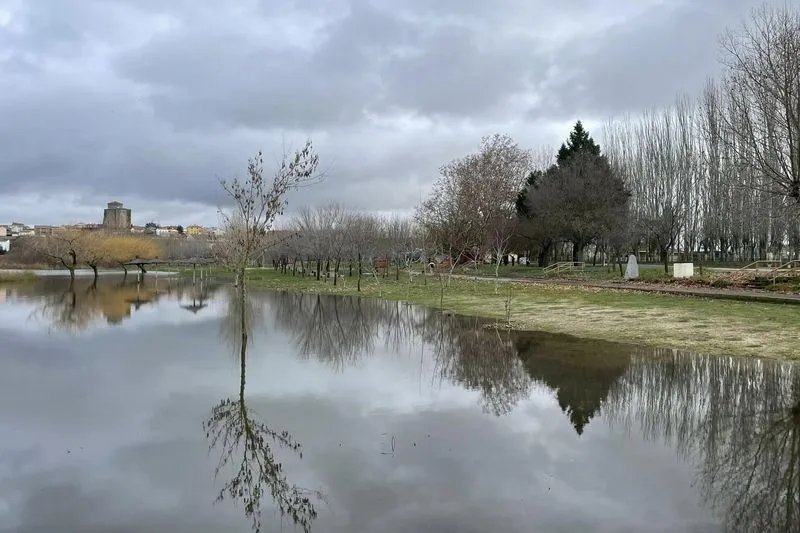 Foto 7 - El r&iacute;o Tormes se desborda a su paso por las playas de Alba de Tormes