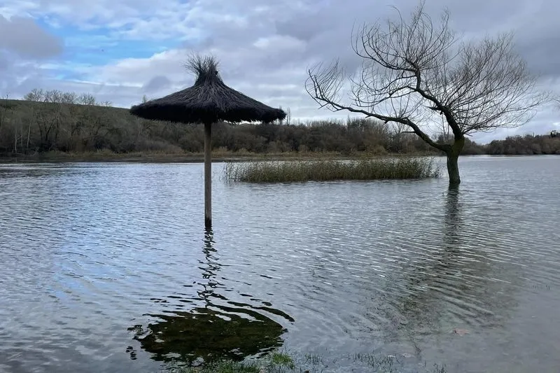 Foto 6 - El r&iacute;o Tormes se desborda a su paso por las playas de Alba de Tormes