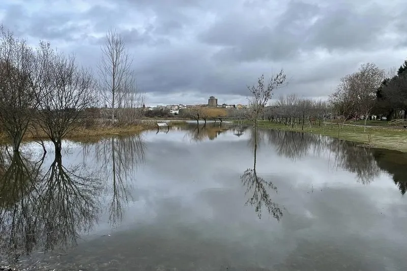 Foto 5 - El r&iacute;o Tormes se desborda a su paso por las playas de Alba de Tormes