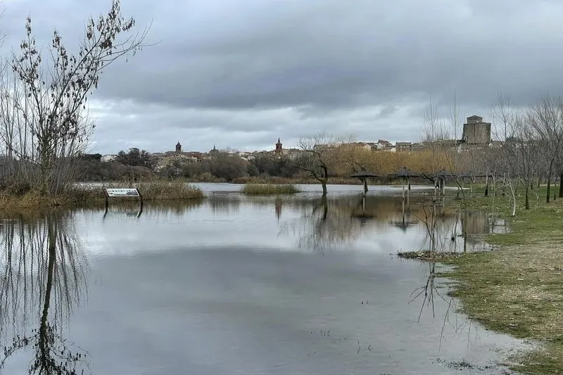 Foto 4 - El r&iacute;o Tormes se desborda a su paso por las playas de Alba de Tormes