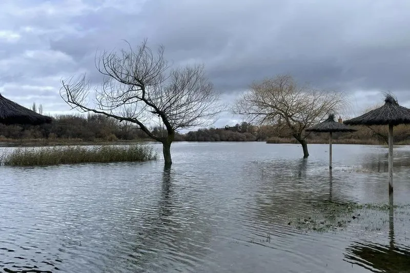 Foto 3 - El r&iacute;o Tormes se desborda a su paso por las playas de Alba de Tormes