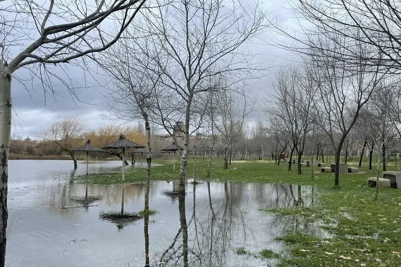 Foto 2 - El r&iacute;o Tormes se desborda a su paso por las playas de Alba de Tormes