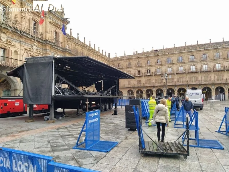 Montaje del escenario de la Nochevieja Universitaria en la Plaza Mayor. Foto de David Sañudo