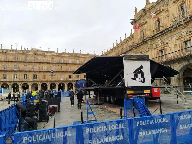 Montaje del escenario de la Nochevieja Universitaria en la Plaza Mayor. Foto de David Sañudo