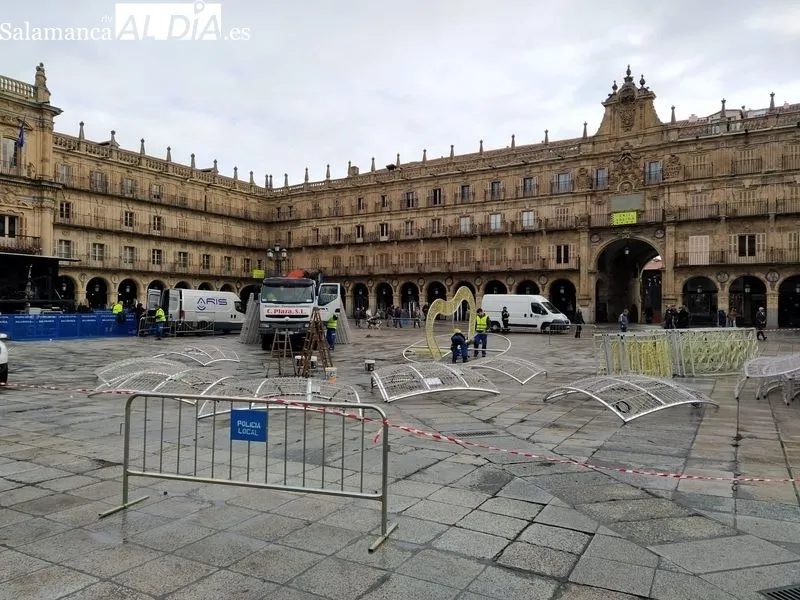 Montaje del escenario de la Nochevieja Universitaria en la Plaza Mayor. Foto de David Sañudo