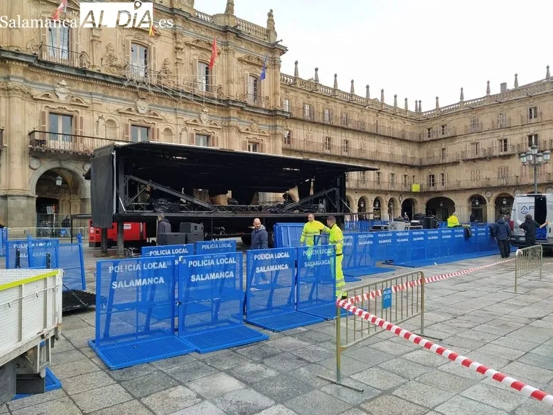 Montaje del escenario de la Nochevieja Universitaria en la Plaza Mayor. Foto de David Sañudo