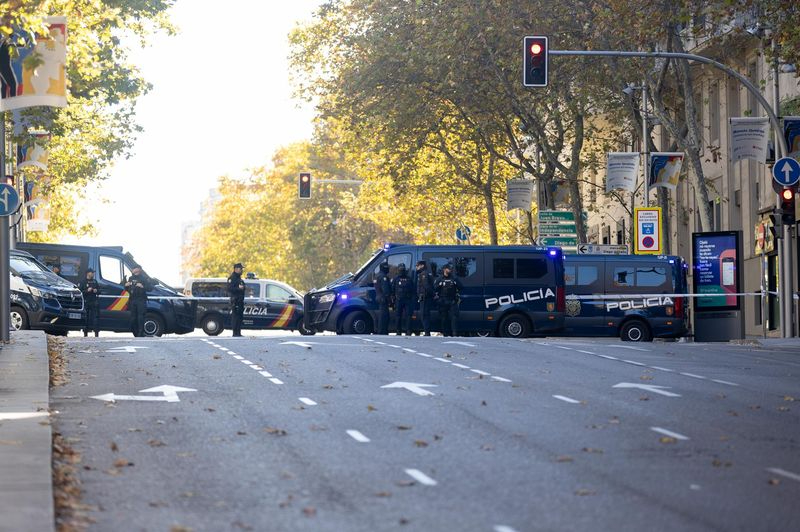 Agentes de Policía en la Embajada de EEUU en Madrid donde se ha recibido un paquete bomba, a 1 de diciembre de 2022, en Madrid (España). - Eduardo Parra - Europa Press