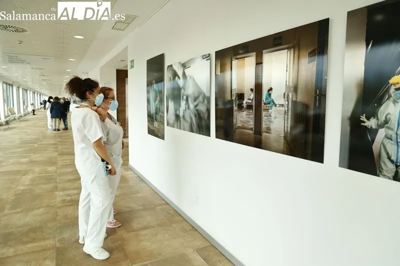 Exposición 'Protagonistas COVID19: Lugares y personas' con fotos de Solete Casado, que se puede visitar en el Hospital de Salamanca. Foto de David Sañudo