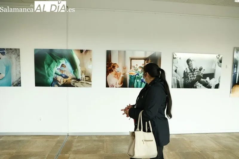 Exposición 'Protagonistas COVID19: Lugares y personas' con fotos de Solete Casado, que se puede visitar en el Hospital de Salamanca. Foto de David Sañudo