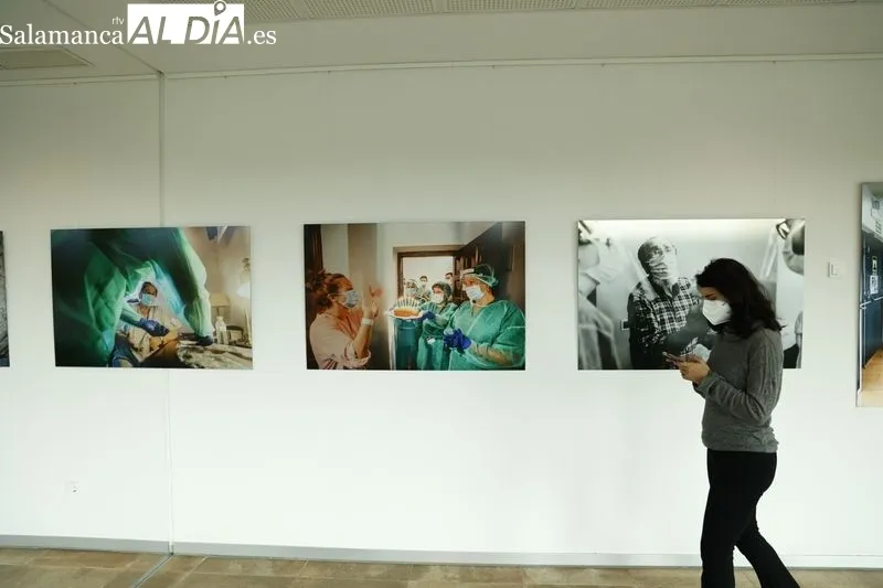 Exposición 'Protagonistas COVID19: Lugares y personas' con fotos de Solete Casado, que se puede visitar en el Hospital de Salamanca. Foto de David Sañudo