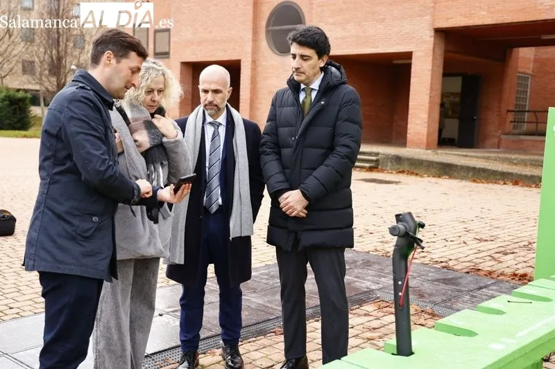 Inauguración del primer aparcamiento para recargar patinetes eléctricos en la calle Alfonso X El Sabio, en el Campus Unamuno. Foto de David Sañudo