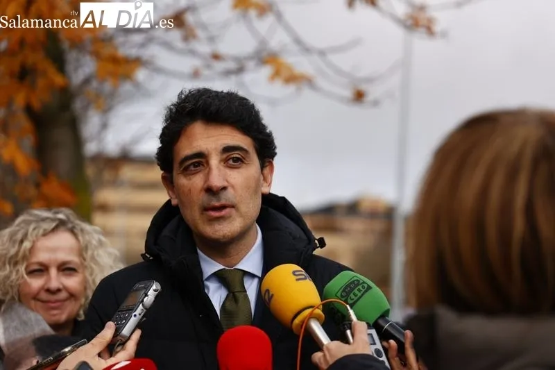 Inauguración del primer aparcamiento para recargar patinetes eléctricos en la calle Alfonso X El Sabio, en el Campus Unamuno. Foto de David Sañudo