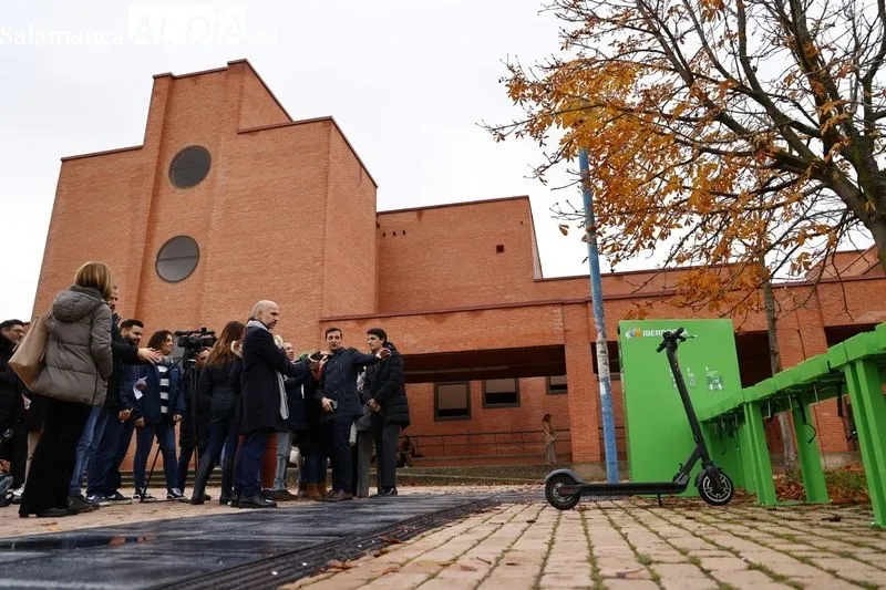 Inauguración del primer aparcamiento para recargar patinetes eléctricos en la calle Alfonso X El Sabio, en el Campus Unamuno. Foto de David Sañudo