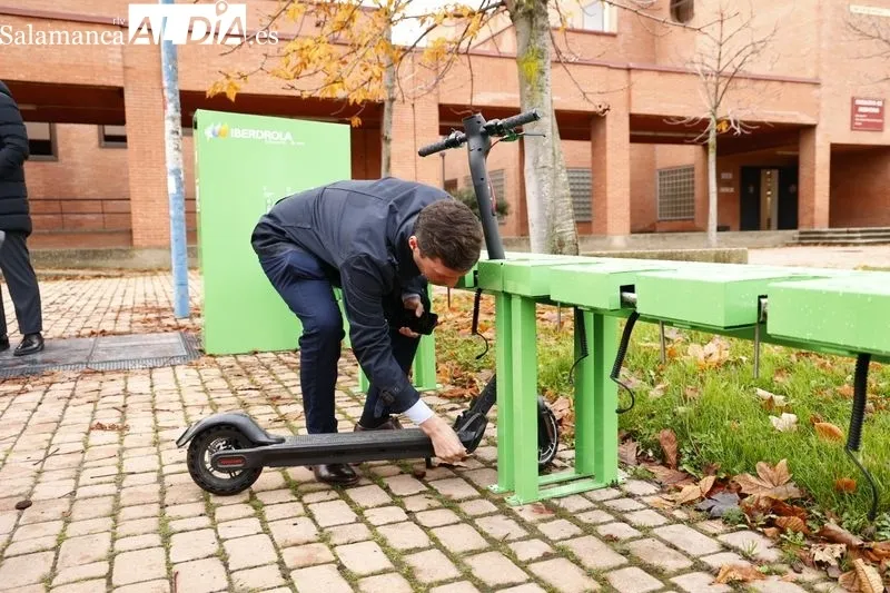 Inauguración del primer aparcamiento para recargar patinetes eléctricos en la calle Alfonso X El Sabio, en el Campus Unamuno. Foto de David Sañudo