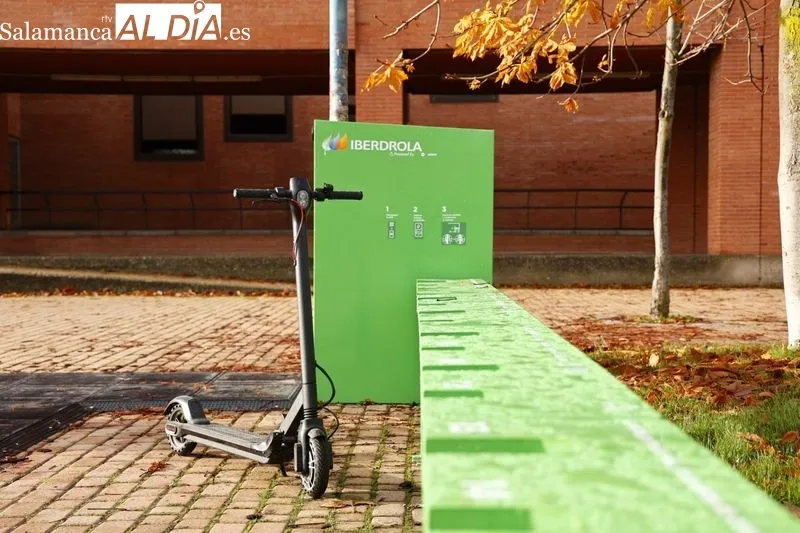 Inauguración del primer aparcamiento para recargar patinetes eléctricos en la calle Alfonso X El Sabio, en el Campus Unamuno. Foto de David Sañudo