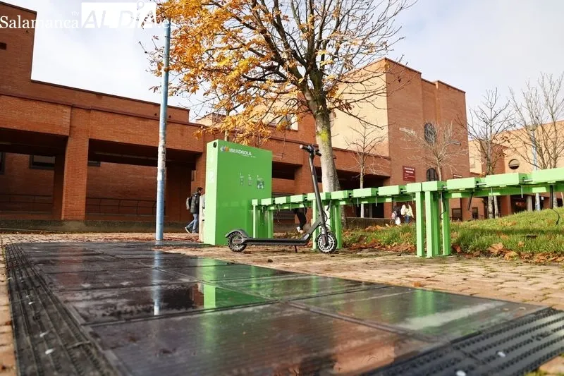 Inauguración del primer aparcamiento para recargar patinetes eléctricos en la calle Alfonso X El Sabio, en el Campus Unamuno. Foto de David Sañudo