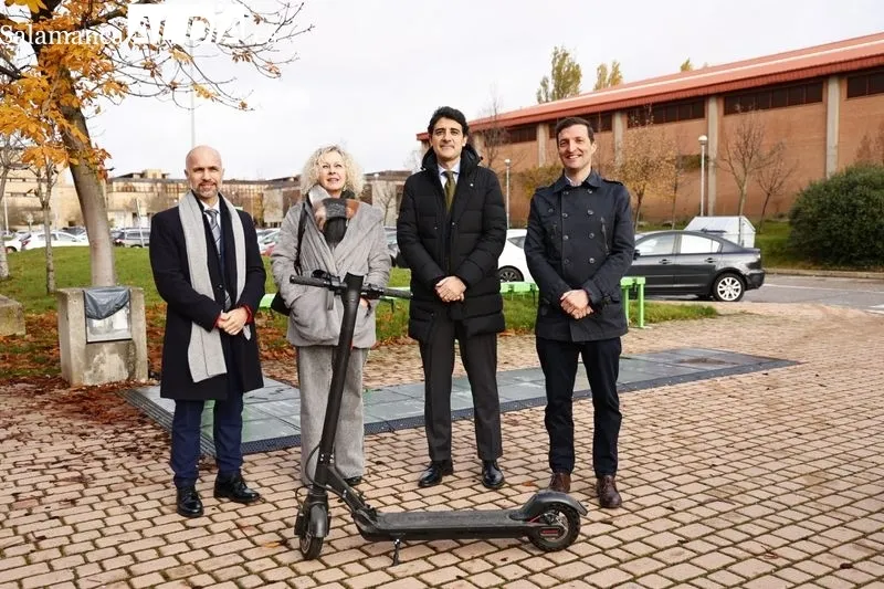 Inauguración del primer aparcamiento para recargar patinetes eléctricos en la calle Alfonso X El Sabio, en el Campus Unamuno. Foto de David Sañudo