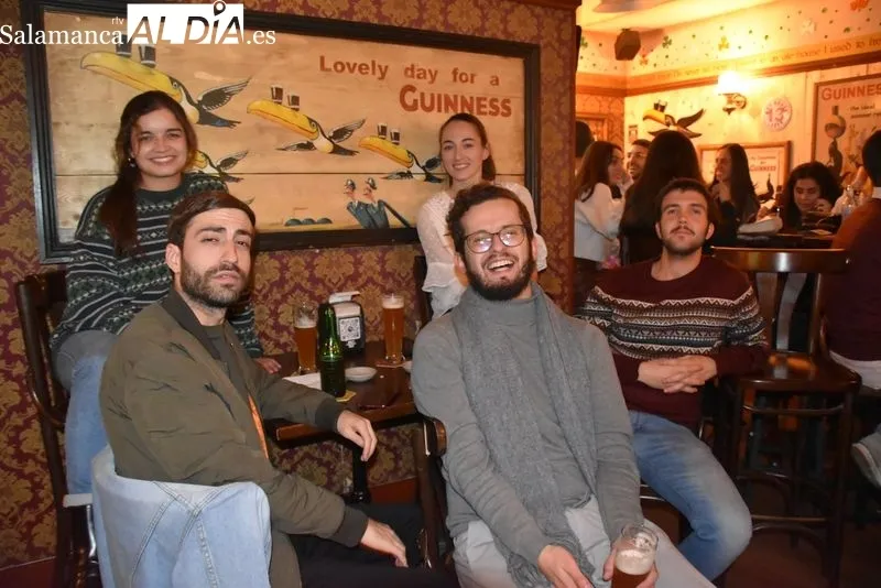 Galería de imágenes de los salmantinos viendo el España - Japón / Fotos: Vanesa Martins