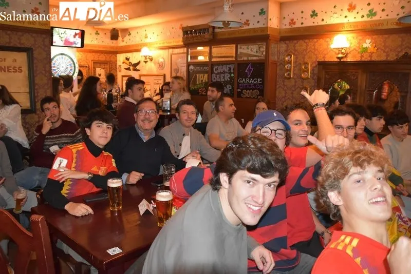 Galería de imágenes de los salmantinos viendo el España - Japón / Fotos: Vanesa Martins