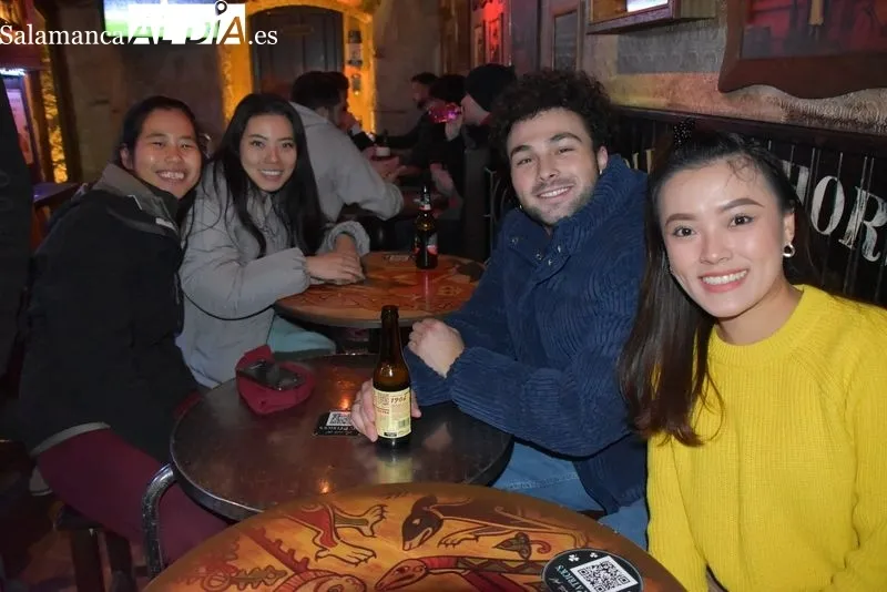 Galería de imágenes de los salmantinos viendo el España - Japón / Fotos: Vanesa Martins