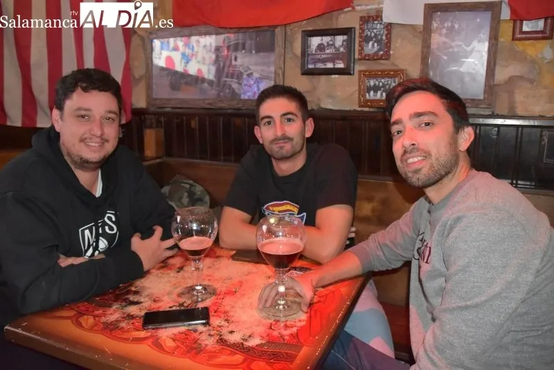 Galería de imágenes de los salmantinos viendo el España - Japón / Fotos: Vanesa Martins