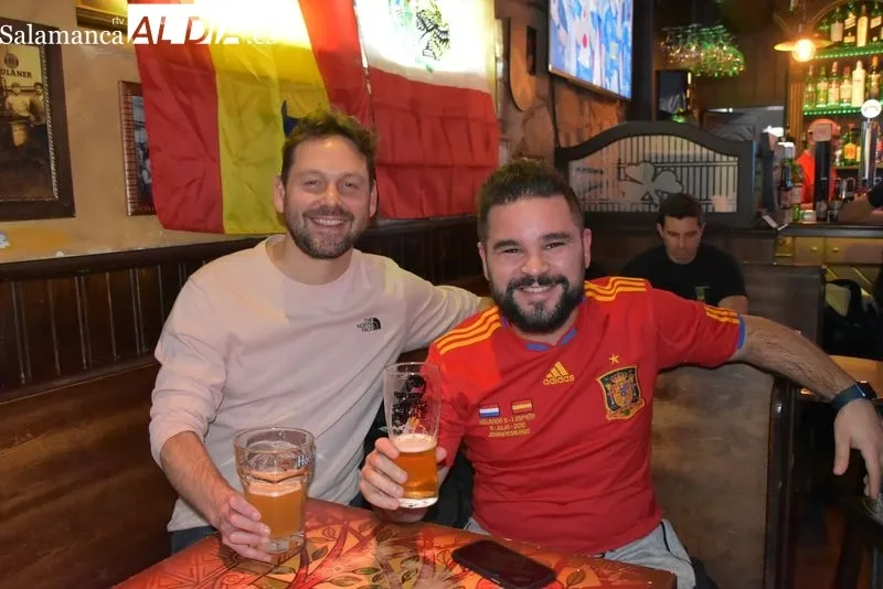 Galería de imágenes de los salmantinos viendo el España - Japón / Fotos: Vanesa Martins