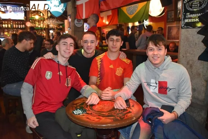 Galería de imágenes de los salmantinos viendo el España - Japón / Fotos: Vanesa Martins
