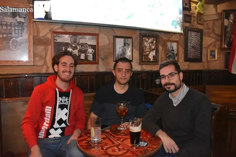 Galería de imágenes de los salmantinos viendo el España - Japón / Fotos: Vanesa Martins