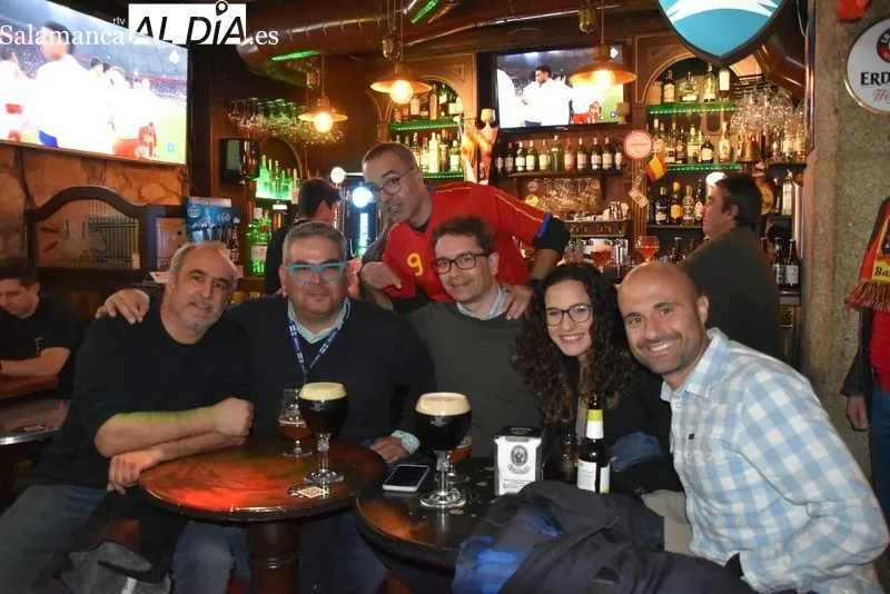 Galería de imágenes de los salmantinos viendo el España - Japón / Fotos: Vanesa Martins