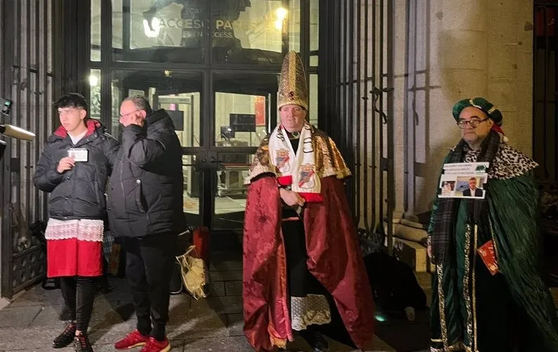 Primeros asistentes al Teatro Real para ver el Sorteo de la Lotería. Foto EUROPA PRESS