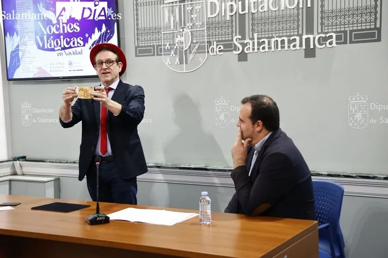 David Mingo, diputado de Cultura, y Armando de Miguel, mago, en la presentación estos espectáculos. Foto de David Sañudo