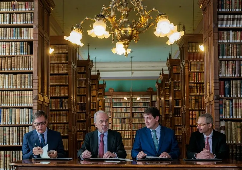 El presidente de Castilla y León, Alfonso Fernández Mañueco, el director de la RAE, Santiago Muñoz Machado; el rector de la USAL, Ricardo Rivero; y el alcalde de Salamanca, Carlos García Carbayo, en Madrid, en la firma de un convenio para el desarrollo de