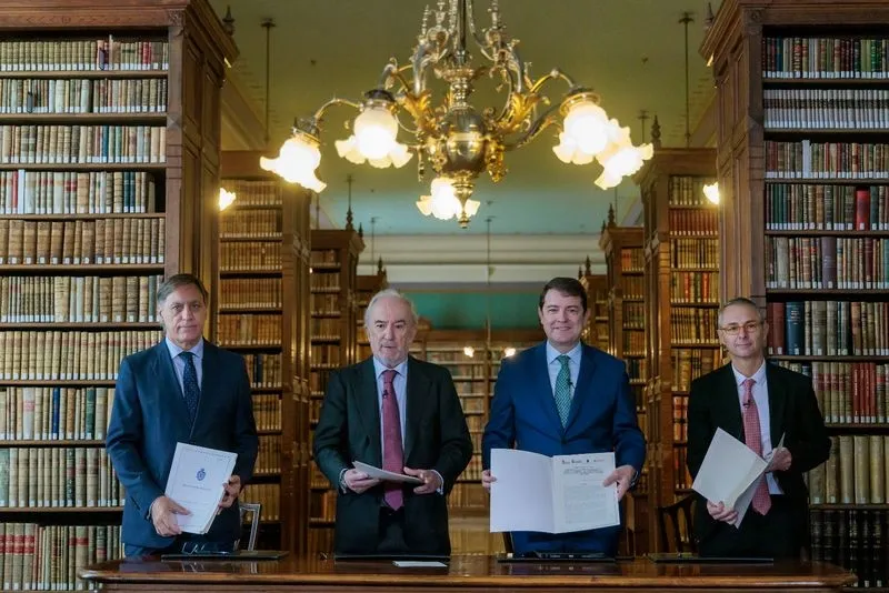 El presidente de Castilla y León, Alfonso Fernández Mañueco, el director de la RAE, Santiago Muñoz Machado; el rector de la USAL, Ricardo Rivero; y el alcalde de Salamanca, Carlos García Carbayo, en Madrid, en la firma de un convenio para el desarrollo de