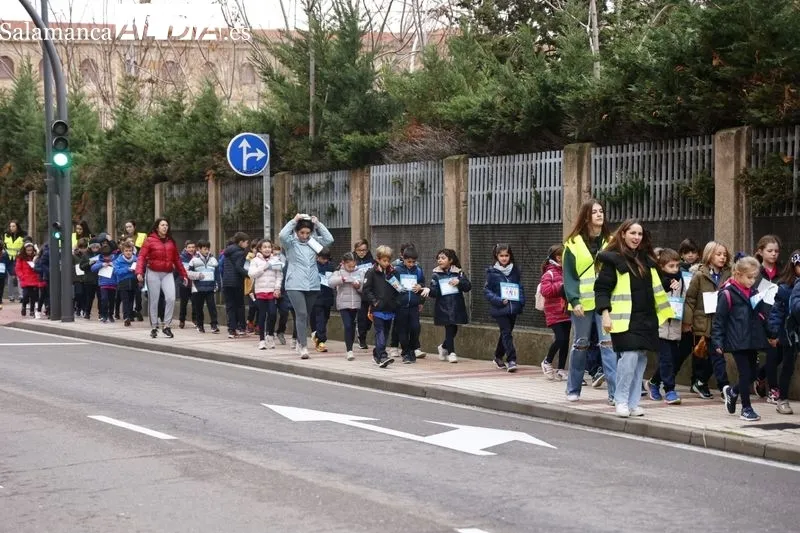 El Colegio Marista Champagnat ha celebrado esta mañana su tradicional Marcha de Navidad Solidaria. Foto de David Sañudo