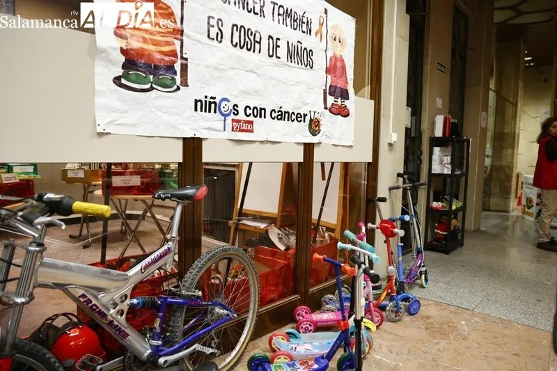 X Mercadillo solidario de Pyfano en el local de la antigua Caja de Ahorros en la Plaza Mayor, con acceso por calle Espoz y Mina 27-35. Foto de David Sañudo