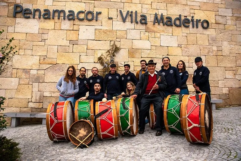 Foto 5 - La fuerza de la tradici&oacute;n prende la llama del mayor Madeiro de Portugal
