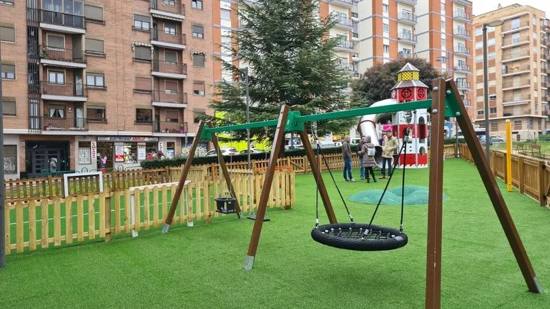 Renovada zona de juegos infantiles en la Plaza de Madrid