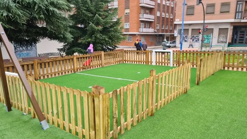 Renovada zona de juegos infantiles en la Plaza de Madrid
