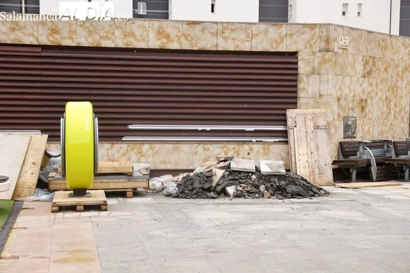 Visita del alcalde, Carlos García Carbayo a las obras de ampliación y mejora de la zona de juegos infantiles de la Plaza de la Concordia