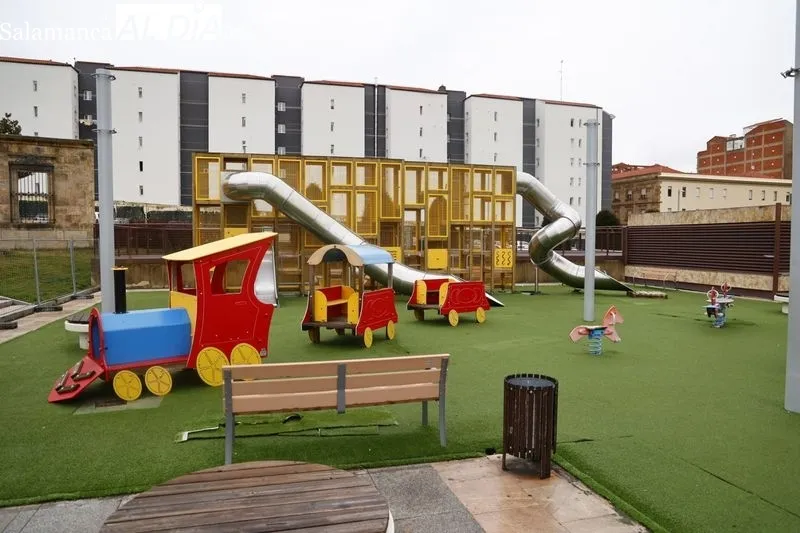 Visita del alcalde, Carlos García Carbayo a las obras de ampliación y mejora de la zona de juegos infantiles de la Plaza de la Concordia