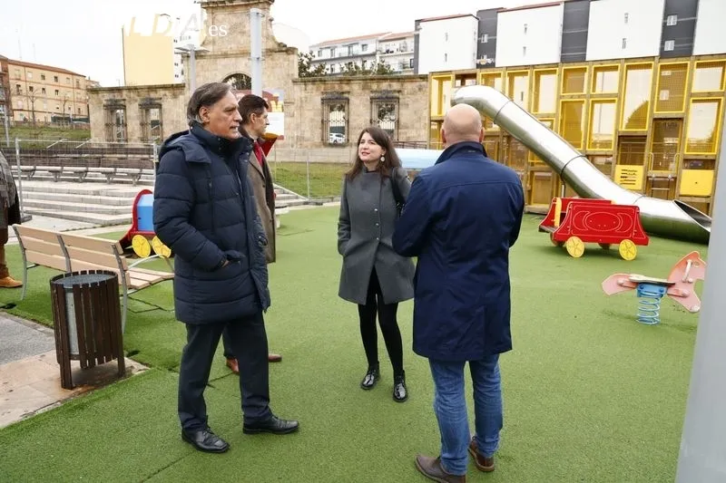 Visita del alcalde, Carlos García Carbayo a las obras de ampliación y mejora de la zona de juegos infantiles de la Plaza de la Concordia